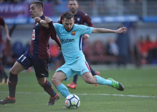 Barcelona bất bại 31 trận, Valverde s&aacute;nh ngang Guardiola - Ảnh 6.