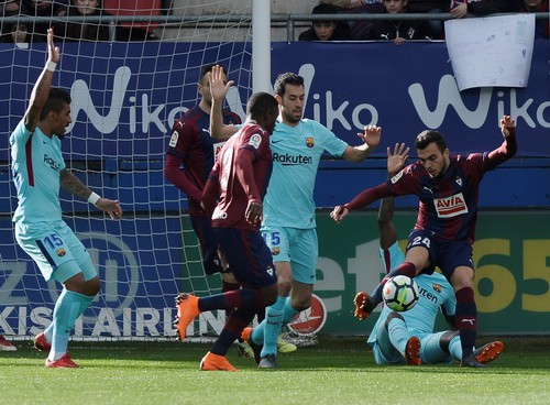 Barcelona bất bại 31 trận, Valverde s&aacute;nh ngang Guardiola - Ảnh 2.