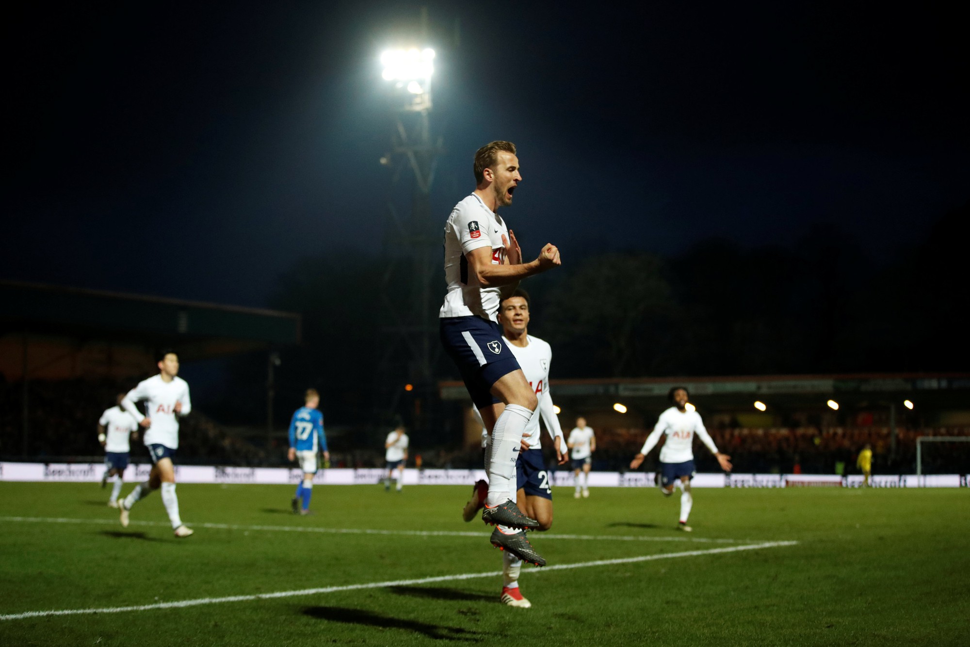Tottenham bất ngờ bị đội bóng Hạng 3 cầm hòa