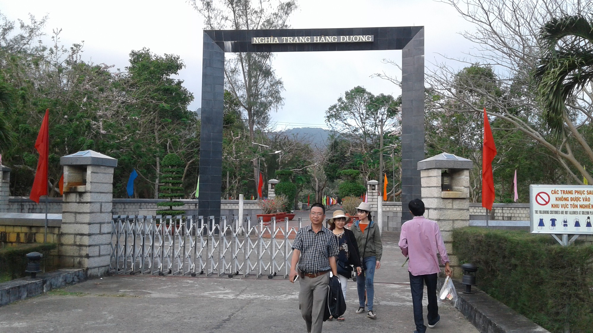Đầu năm, tấp nập người viếng mộ chị Sáu và tham quan nhà tù Côn Đảo - Ảnh 1.