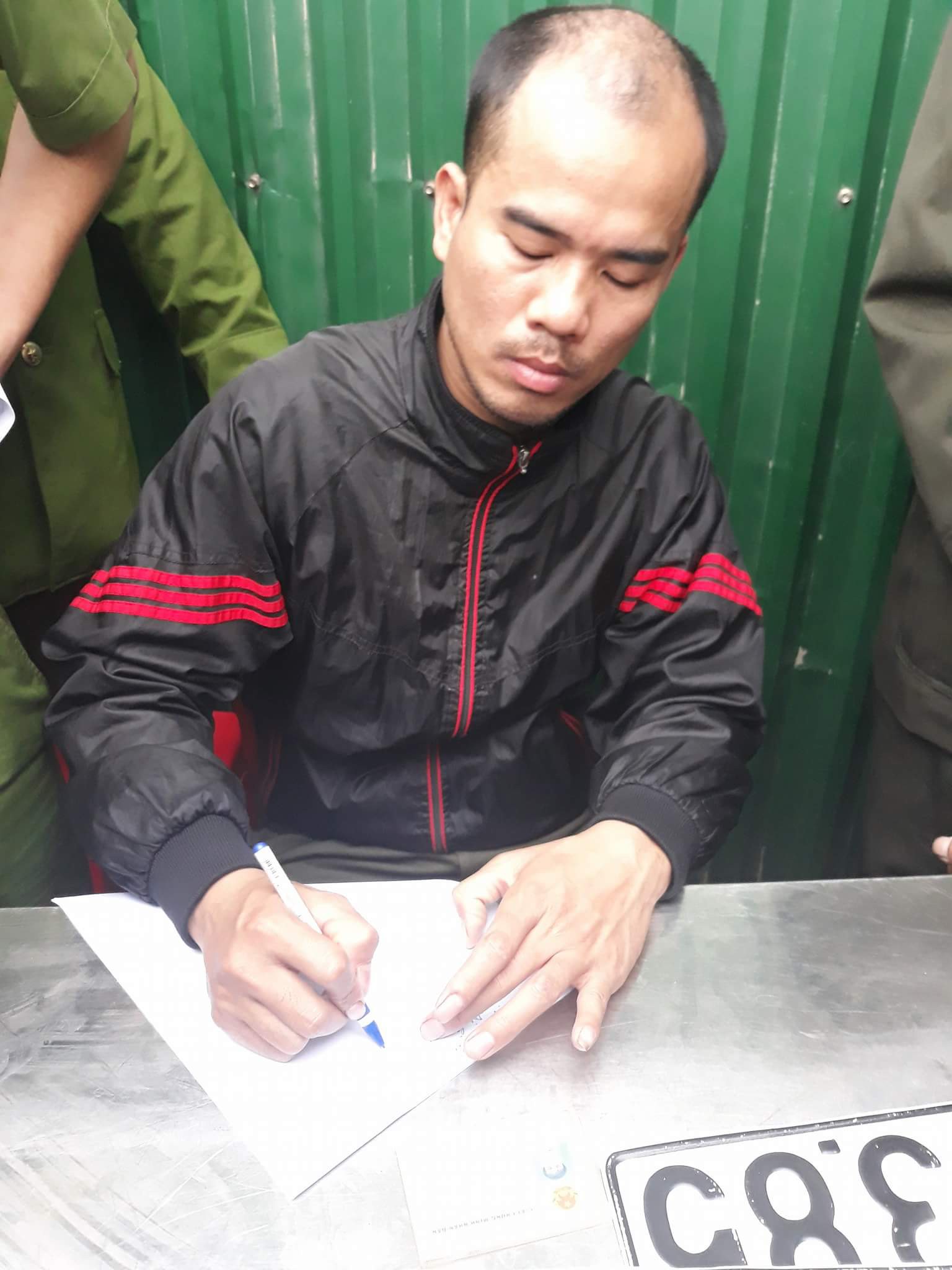 Thượng úy công an thừa nhận lái xe đeo biển giả gây tai nạn chết người - Ảnh 1.