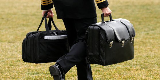 X&ocirc; x&aacute;t v&igrave; cặp hạt nh&acirc;n trong chuyến thăm Trung Quốc của &ocirc;ng Trump - Ảnh 1.