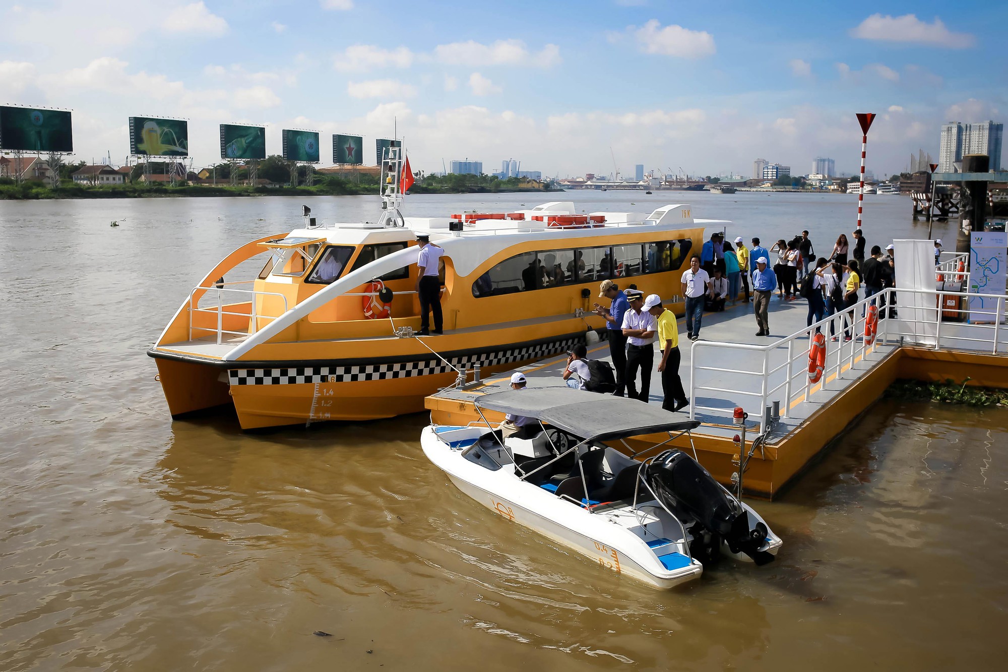 Đầu tàu TP HCM tăng tốc