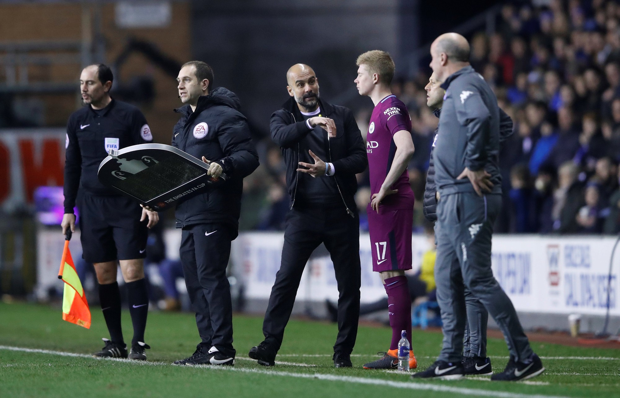 B&agrave;n thua muộn khiến Man City bị loại khỏi FA Cup - Ảnh 9.