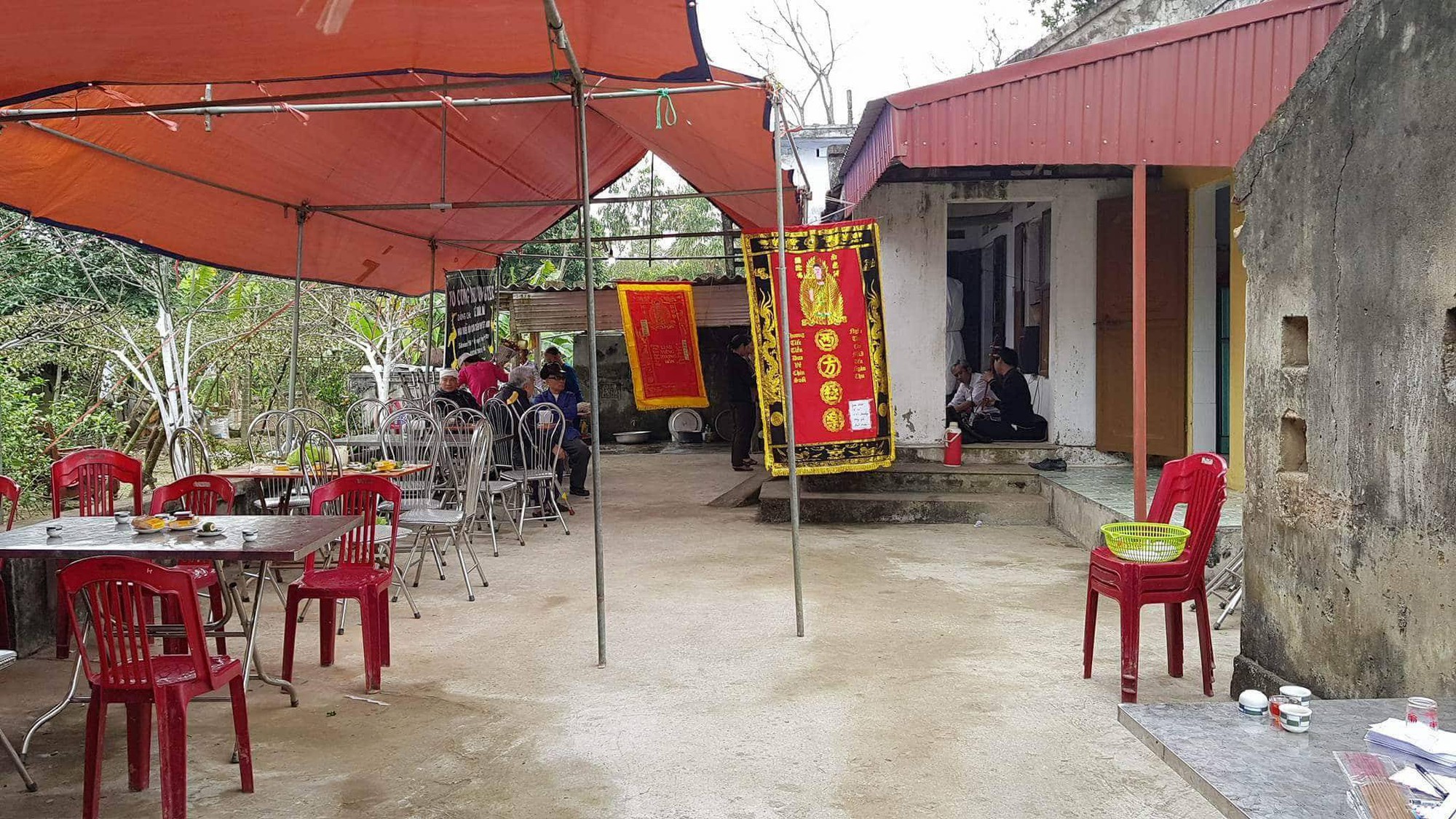 Con rể chém chết bố vợ, trọng thương vợ và mẹ vợ - Ảnh 1.