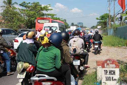 Chật vật quay lại TP HCM