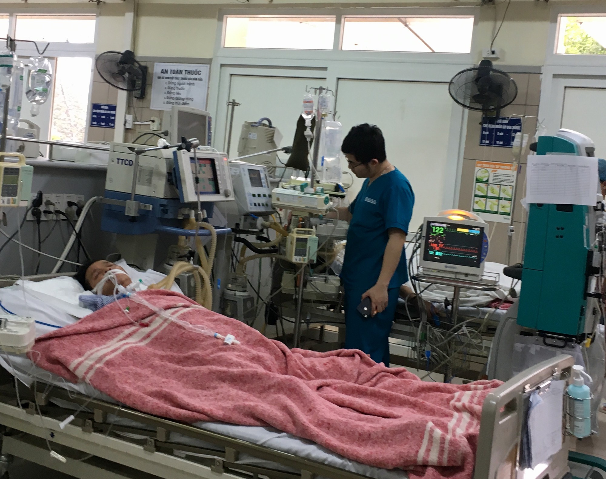 Giận người yêu, thanh niên 19 tuổi “tu” hết nửa chai thuốc diệt cỏ