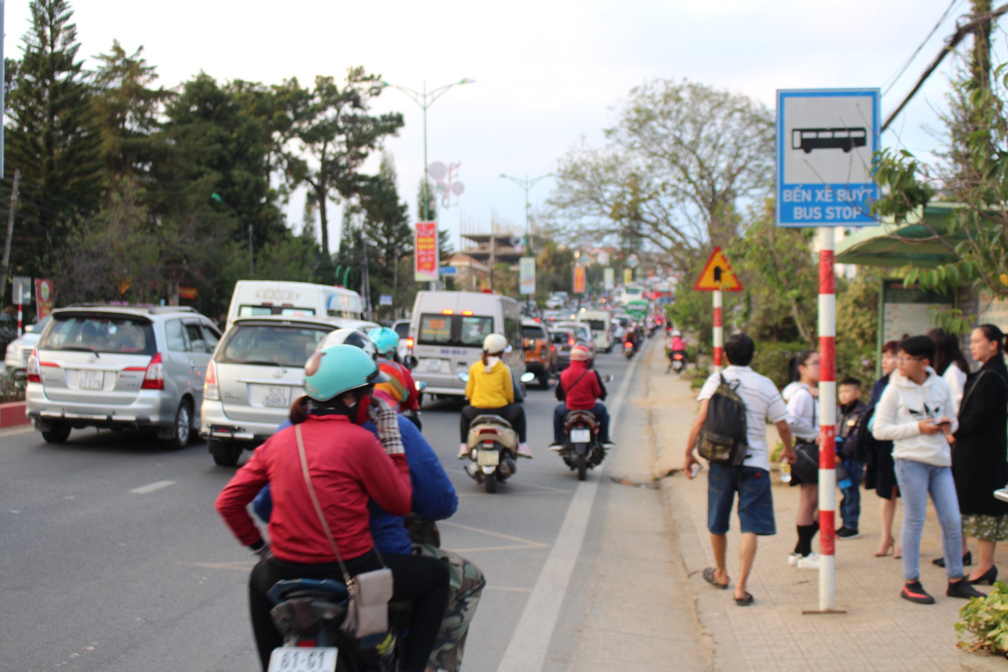 Mùng 5 Tết, Đà Lạt kẹt cứng - Ảnh 4.