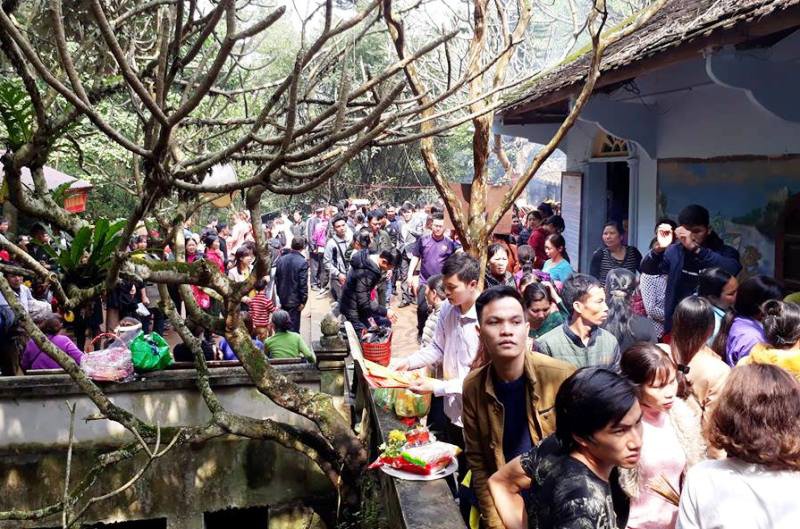 Ngàn người chen chân xin nước thánh dưới đỉnh ngàn Nưa - Ảnh 8.