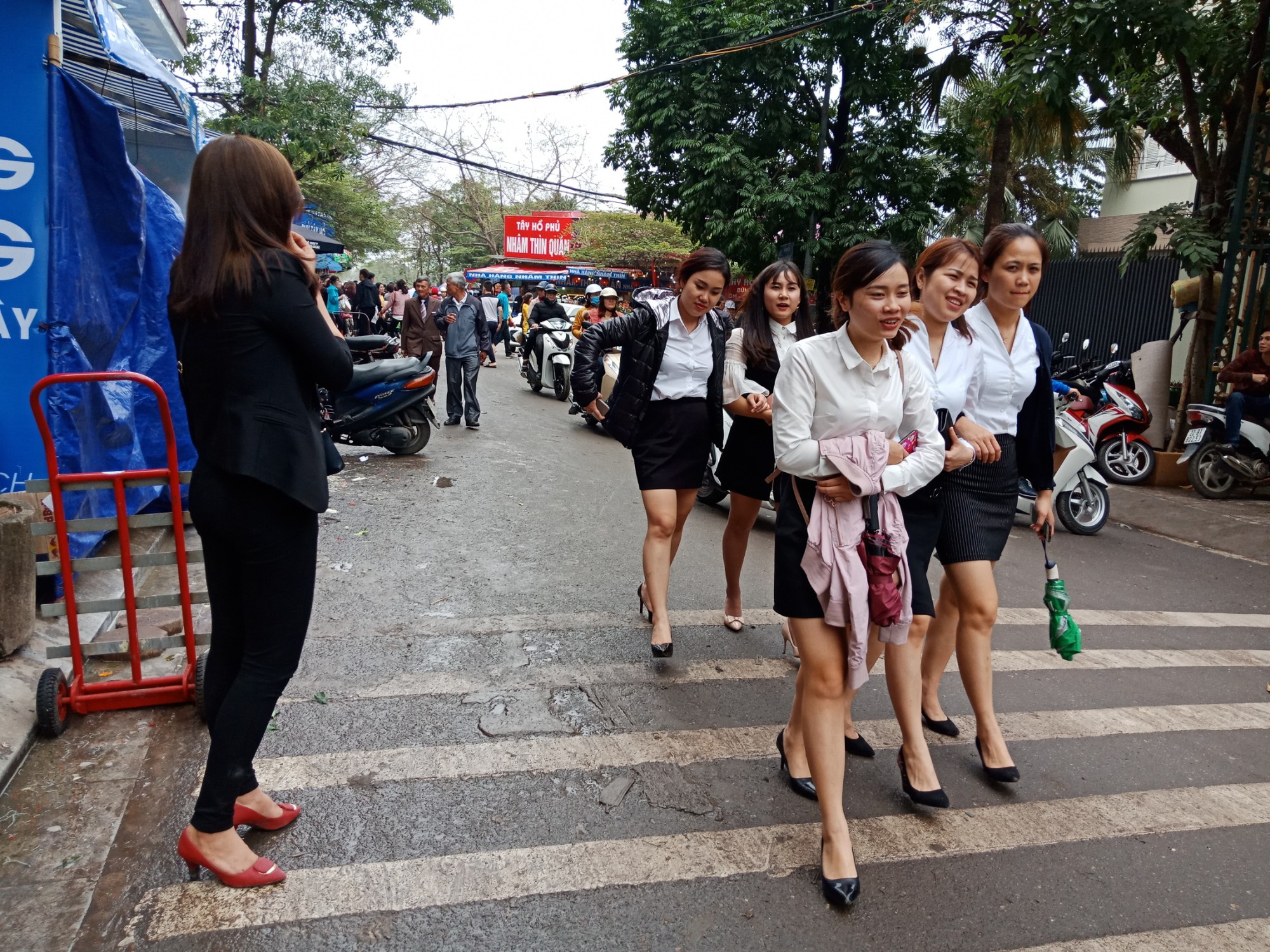 Phủ T&acirc;y Hồ nườm nượp người đi lễ trong ng&agrave;y l&agrave;m việc đầu năm - Ảnh 4.
