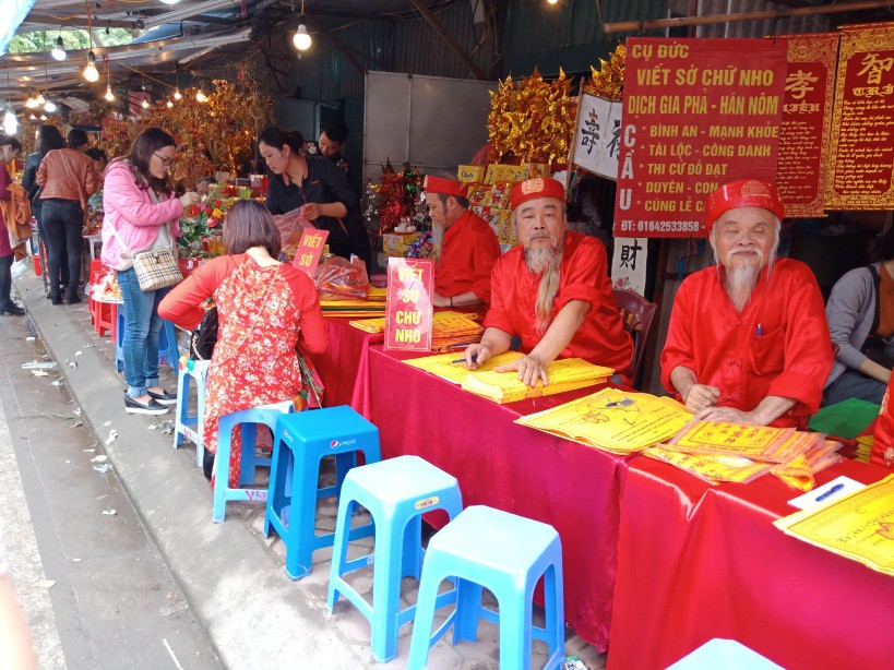 Phủ T&acirc;y Hồ nườm nượp người đi lễ trong ng&agrave;y l&agrave;m việc đầu năm - Ảnh 2.