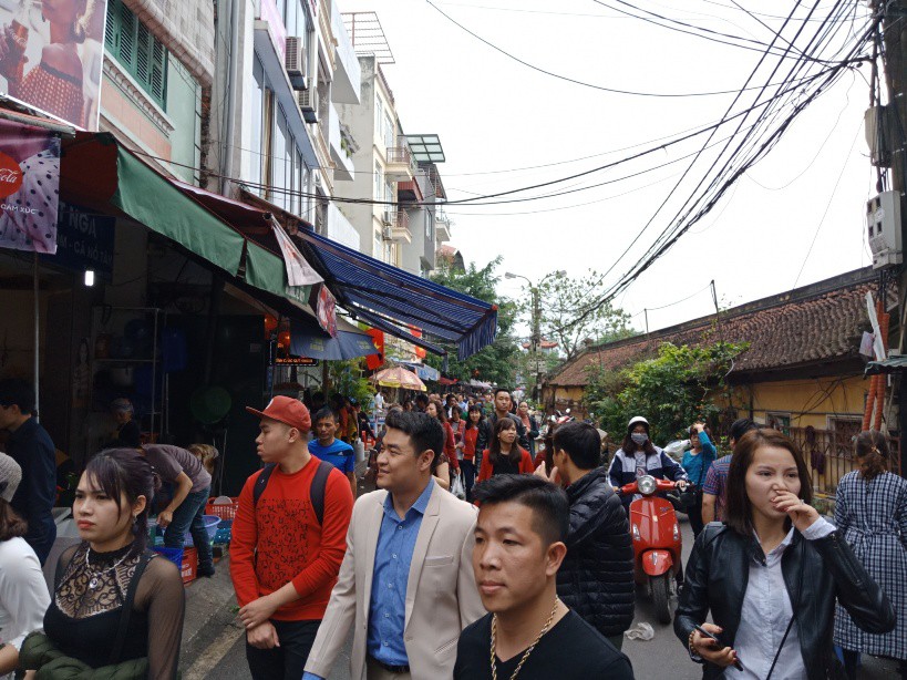 Phủ T&acirc;y Hồ nườm nượp người đi lễ trong ng&agrave;y l&agrave;m việc đầu năm - Ảnh 3.