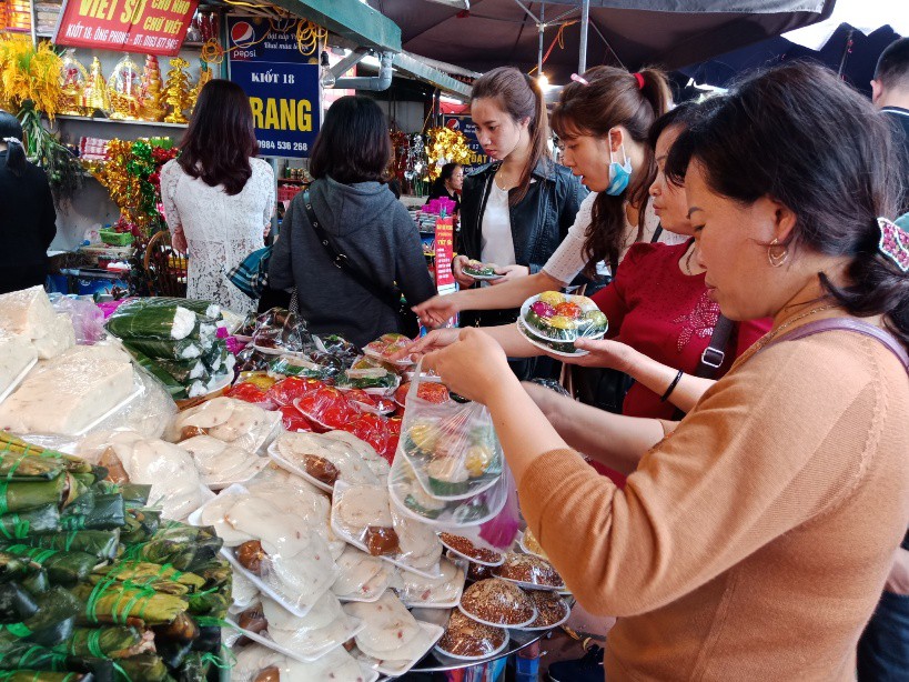 Phủ T&acirc;y Hồ nườm nượp người đi lễ trong ng&agrave;y l&agrave;m việc đầu năm - Ảnh 5.
