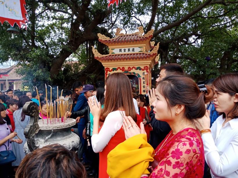 Phủ T&acirc;y Hồ nườm nượp người đi lễ trong ng&agrave;y l&agrave;m việc đầu năm - Ảnh 8.