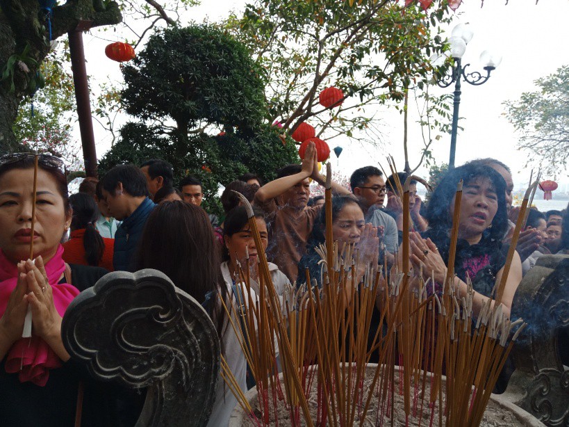 Phủ T&acirc;y Hồ nườm nượp người đi lễ trong ng&agrave;y l&agrave;m việc đầu năm - Ảnh 12.