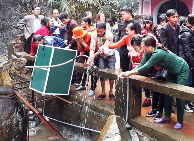Ngàn người chen chân xin "nước thánh" dưới đỉnh ngàn Nưa