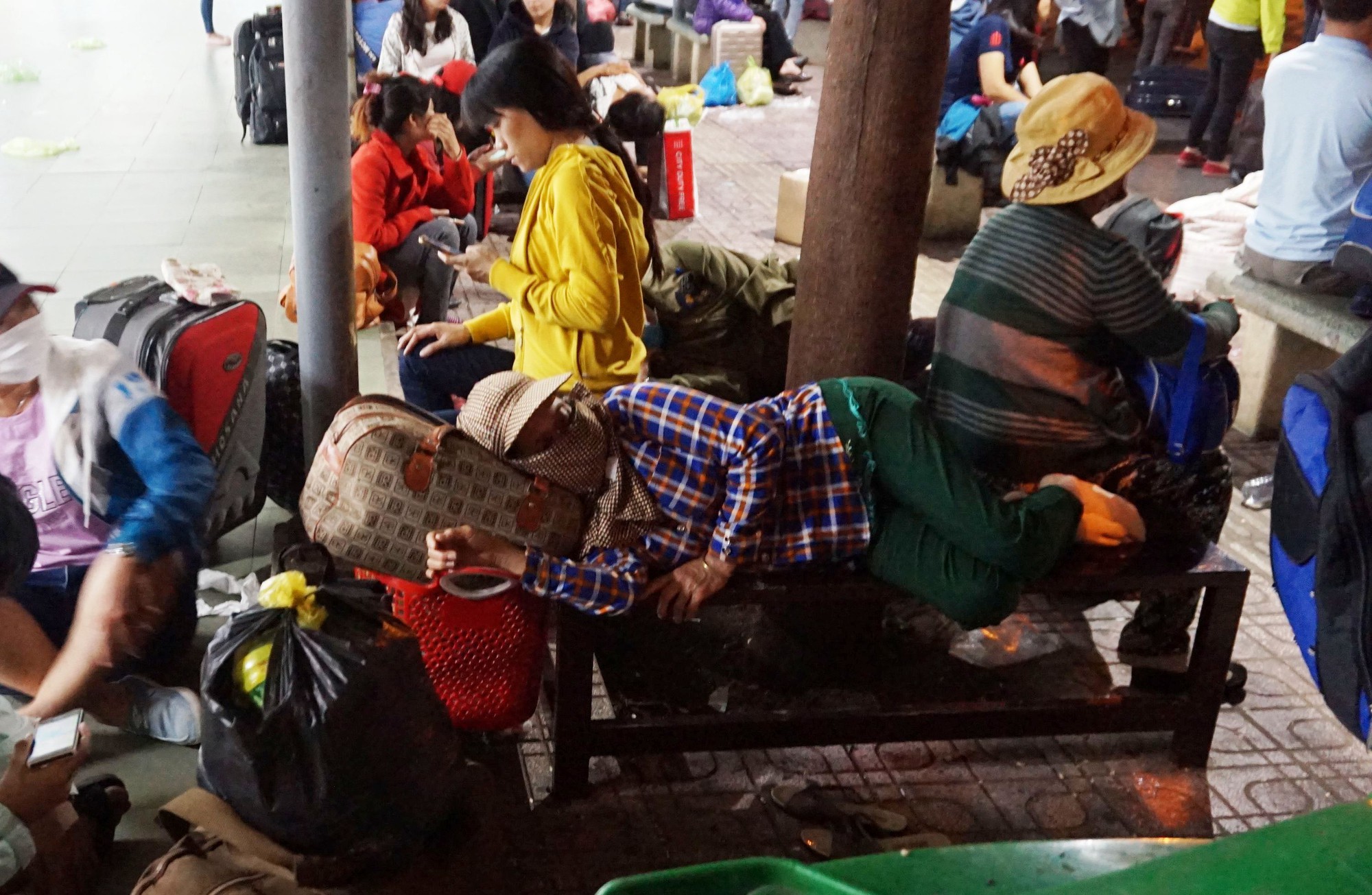 Vật vã ở Bến xe Miền Đông lúc 2 giờ sáng mùng 6 Tết - Ảnh 5.