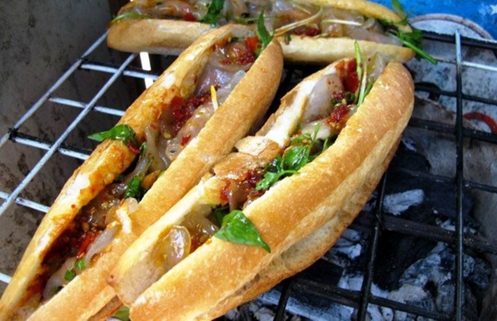 Ngon không ngừng nghỉ dù cay xé lưỡi với bánh mì chuẩn Huế