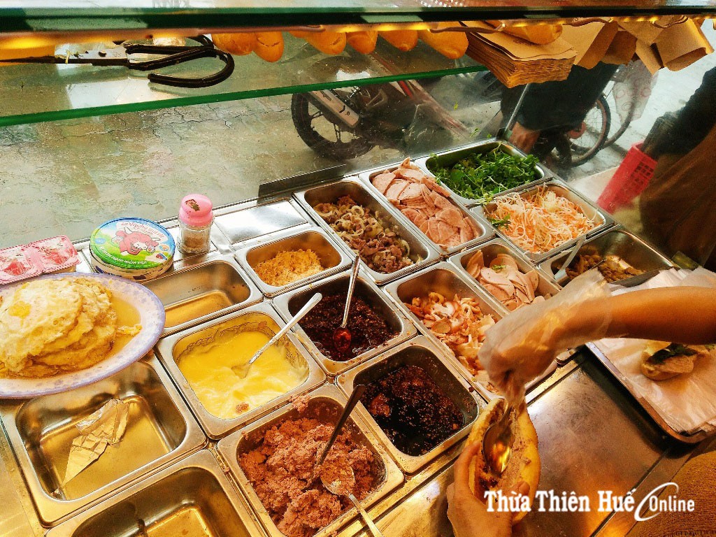 Ngon không ngừng nghỉ dù cay xé lưỡi với bánh mì chuẩn Huế - Ảnh 2.