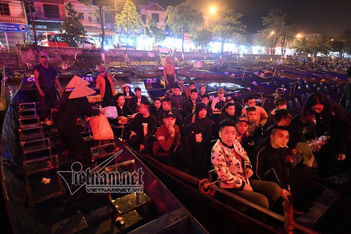 H&agrave;ng ngh&igrave;n người xuy&ecirc;n đ&ecirc;m trẩy hội ch&ugrave;a Hương - Ảnh 16.