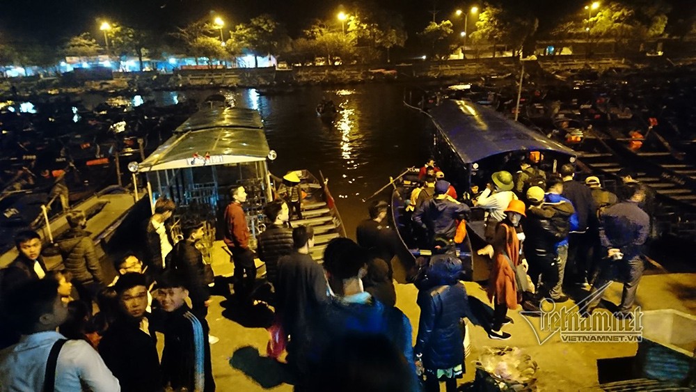 H&agrave;ng ngh&igrave;n người xuy&ecirc;n đ&ecirc;m trẩy hội ch&ugrave;a Hương - Ảnh 1.