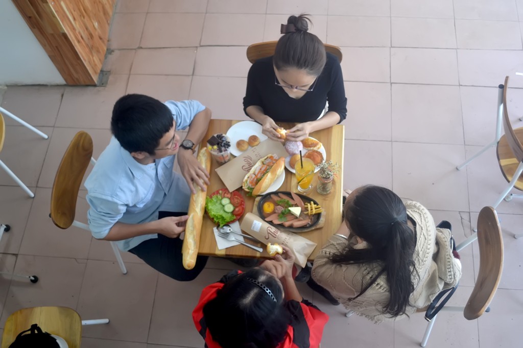Ngon không ngừng nghỉ dù cay xé lưỡi với bánh mì chuẩn Huế - Ảnh 3.