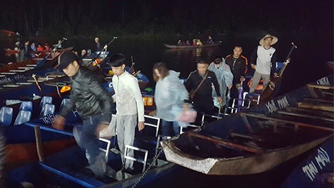 H&agrave;ng ngh&igrave;n người xuy&ecirc;n đ&ecirc;m trẩy hội ch&ugrave;a Hương - Ảnh 3.