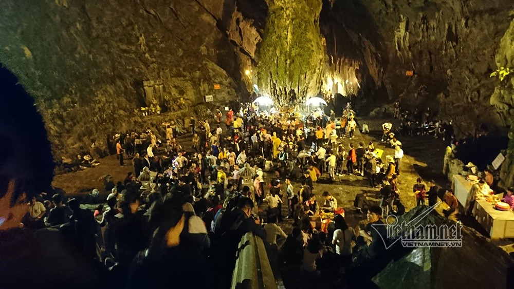 H&agrave;ng ngh&igrave;n người xuy&ecirc;n đ&ecirc;m trẩy hội ch&ugrave;a Hương - Ảnh 8.