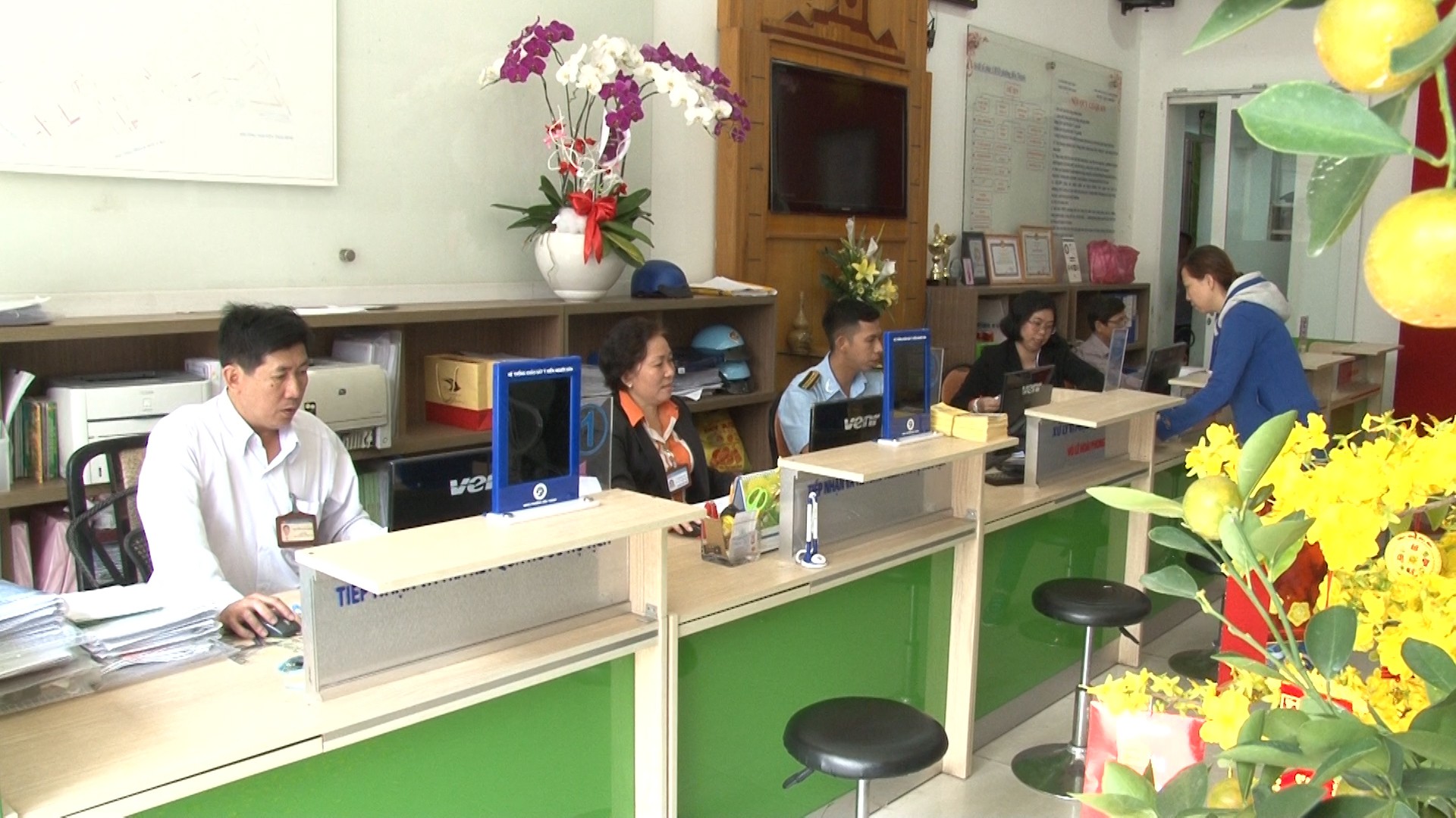 Ngày đi làm đầu năm sau Tết: Cả bộ máy hành chánh TP HCM sẵn sàng