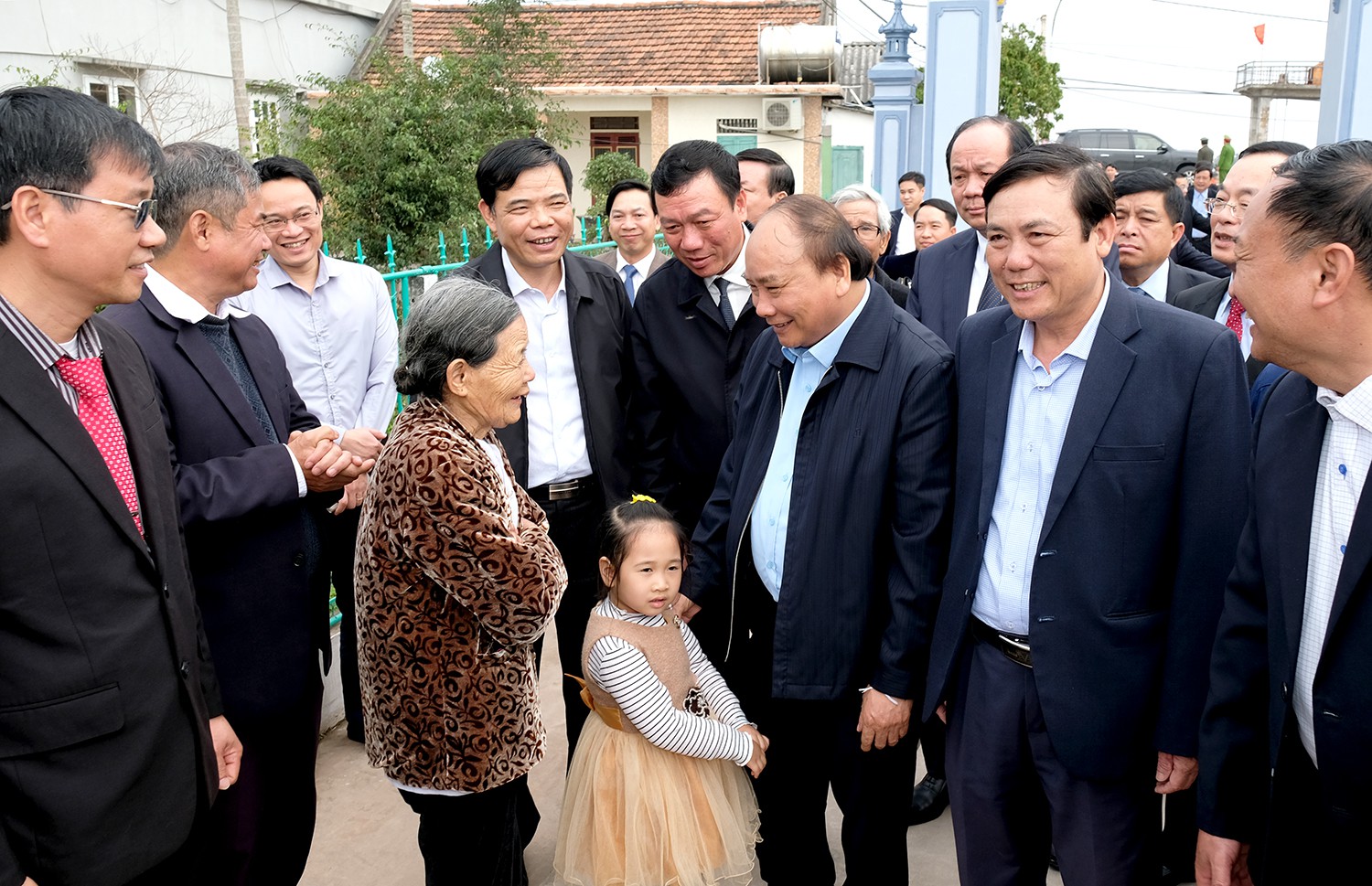 Thủ tướng: Không đi lễ hội giờ hành chính, không dùng xe công đi lễ hội - Ảnh 2.