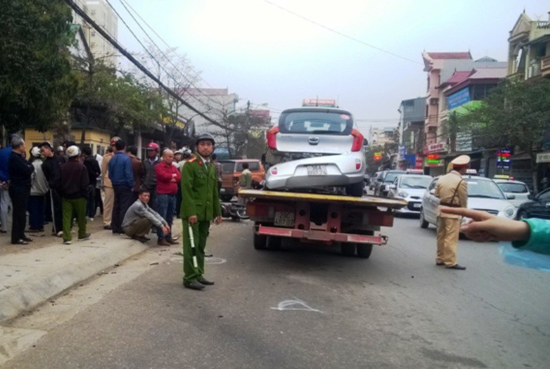 &ldquo;Xe đi&ecirc;n&rdquo; t&ocirc;ng 3 xe m&aacute;y, 1 xe taxi, 6 người nhập viện - Ảnh 1.