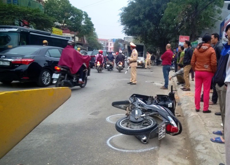 “Xe điên” tông 3 xe máy, 1 xe taxi, 6 người nhập viện