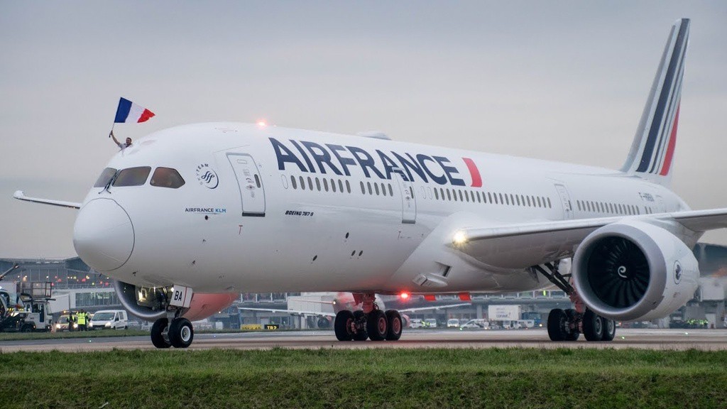 Air France hứa hoàn trả thuế, phí cho khách bị hủy vé