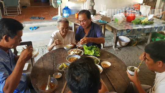Mẹ gi&agrave; ngất đi khi thấy con trở về sau 33 năm l&agrave;m đ&aacute;m giỗ - Ảnh 4.