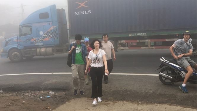 Du khách tấp nập check in trên Hải Vân Quan mù sương - Ảnh 3.