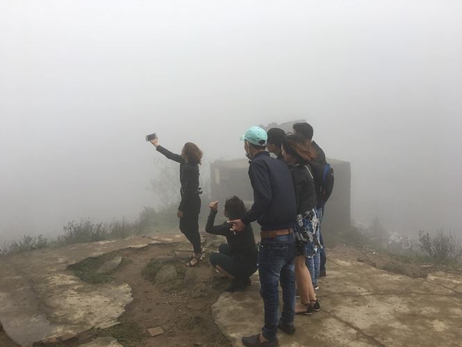 Du khách tấp nập check in trên Hải Vân Quan mù sương - Ảnh 7.