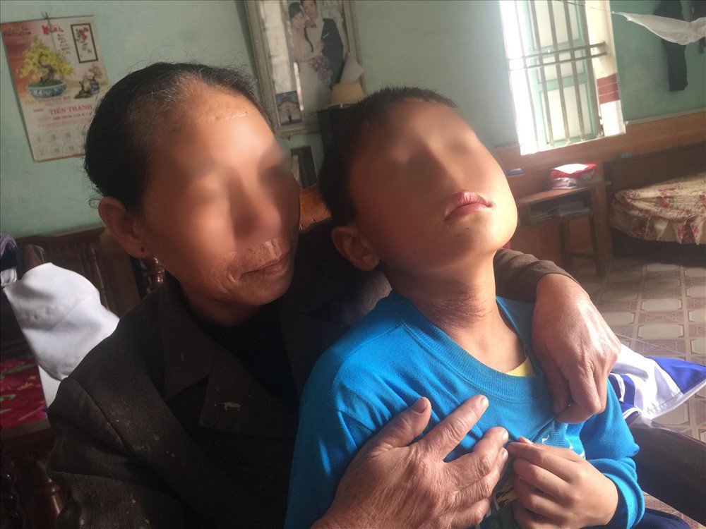 7 giờ kinh ho&agrave;ng của người mẹ v&agrave; em trai dưới mũi dao nghịch tử - Ảnh 3.