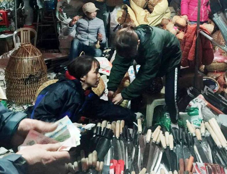 Vạn người đội mưa chôn chân trong đêm chợ Viềng mua may, bán rủi - Ảnh 4.