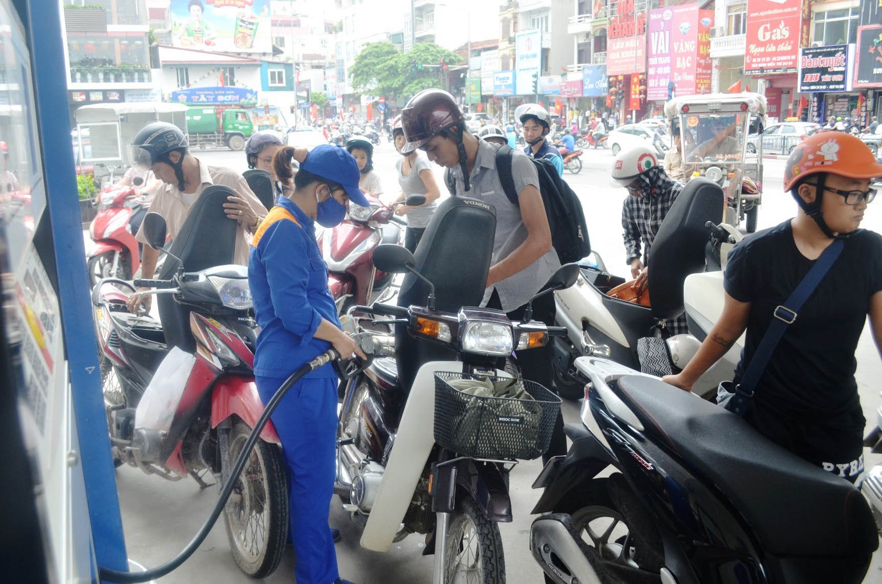 Lại bắt xăng c&otilde;ng thuế m&ocirc;i trường - Ảnh 1.