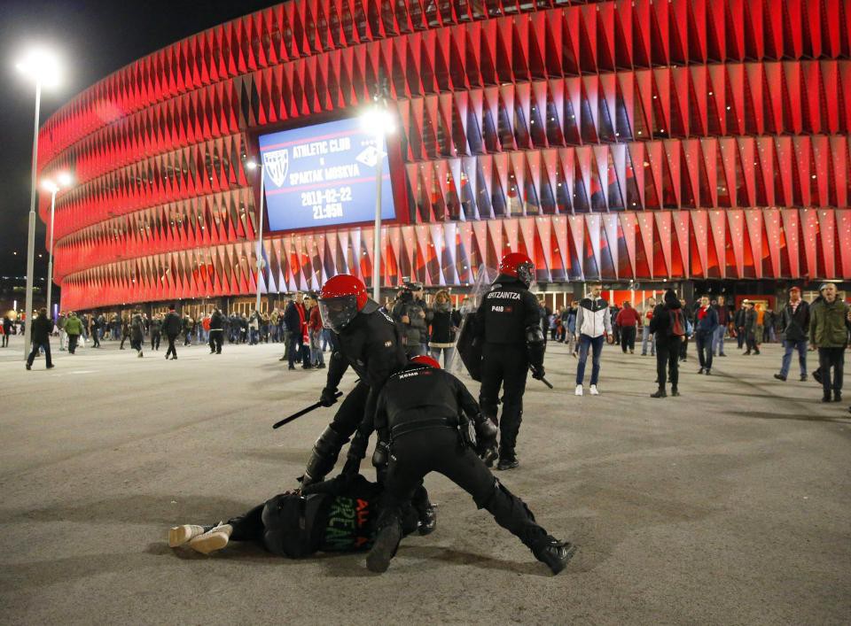 Cảnh s&aacute;t đột tử khi ngăn bạo loạn trận Bilbao - Spartak Moscow - Ảnh 8.