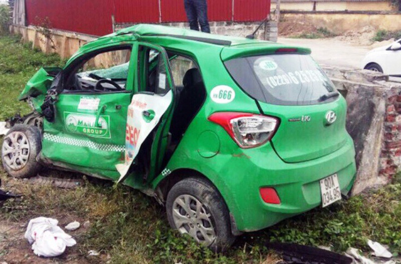 Tàu hỏa tông xe taxi Mai Linh, tài xế tử vong trong xe