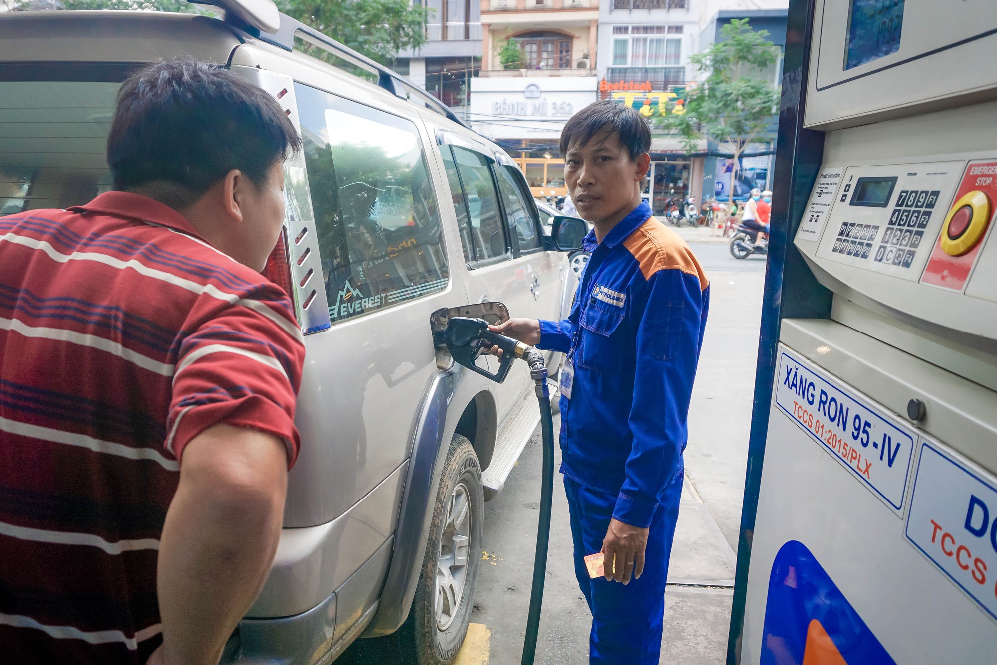 Bộ Tài chính đề xuất tăng thuế môi trường thêm 1.000 đồng/lít xăng