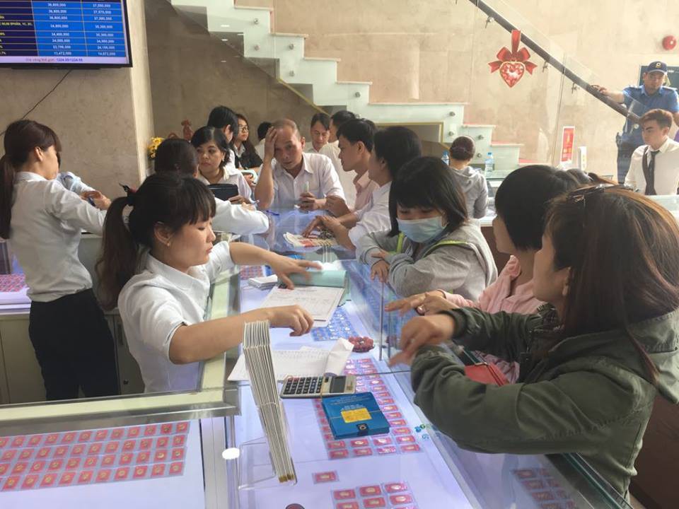 Một ng&agrave;y trước v&iacute;a Thần T&agrave;i, v&agrave;ng SJC loạn gi&aacute; - Ảnh 1.
