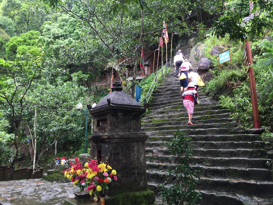 "Chặt chém" ở Yên Tử