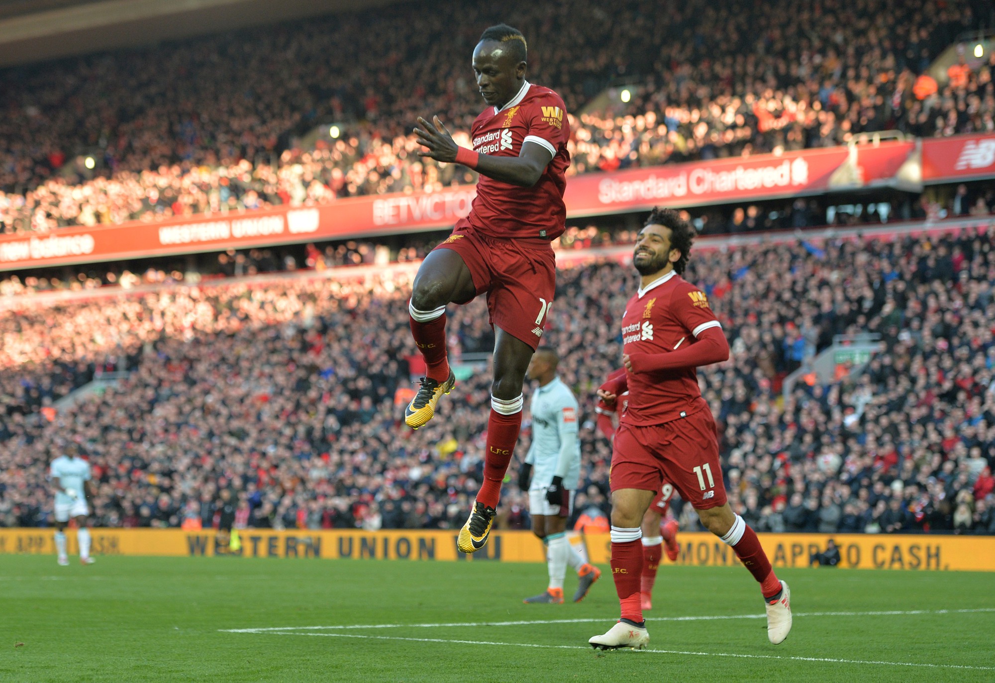 Đại thắng, Liverpool vươn lên vị trí thứ 2