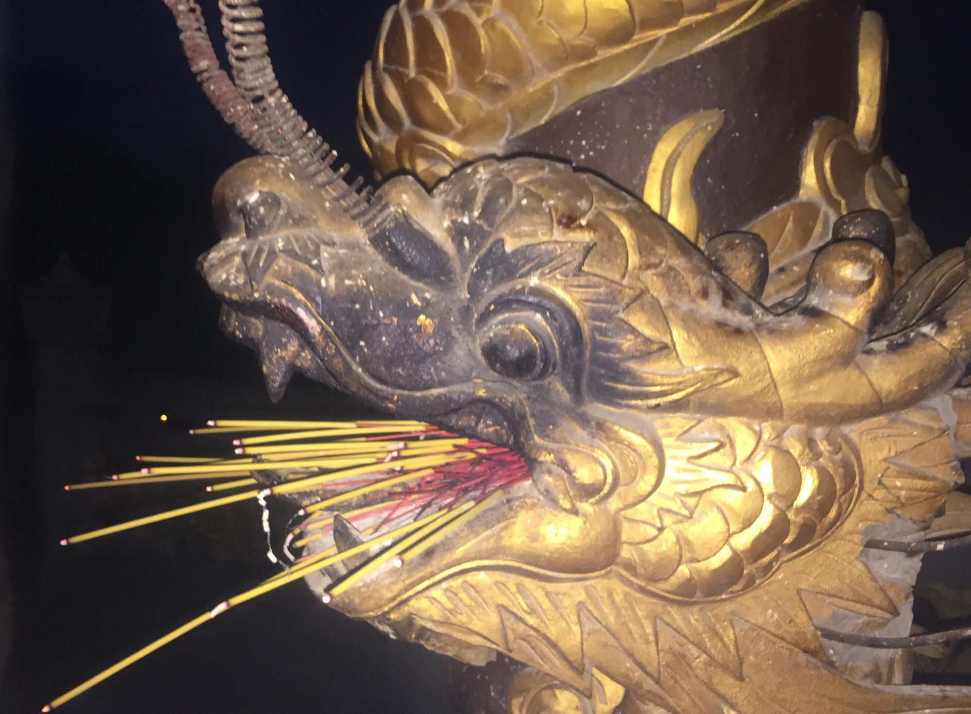 L&ecirc;n ch&ugrave;a cổ Ch&acirc;u Thới, thấy m&agrave; lo! - Ảnh 2.