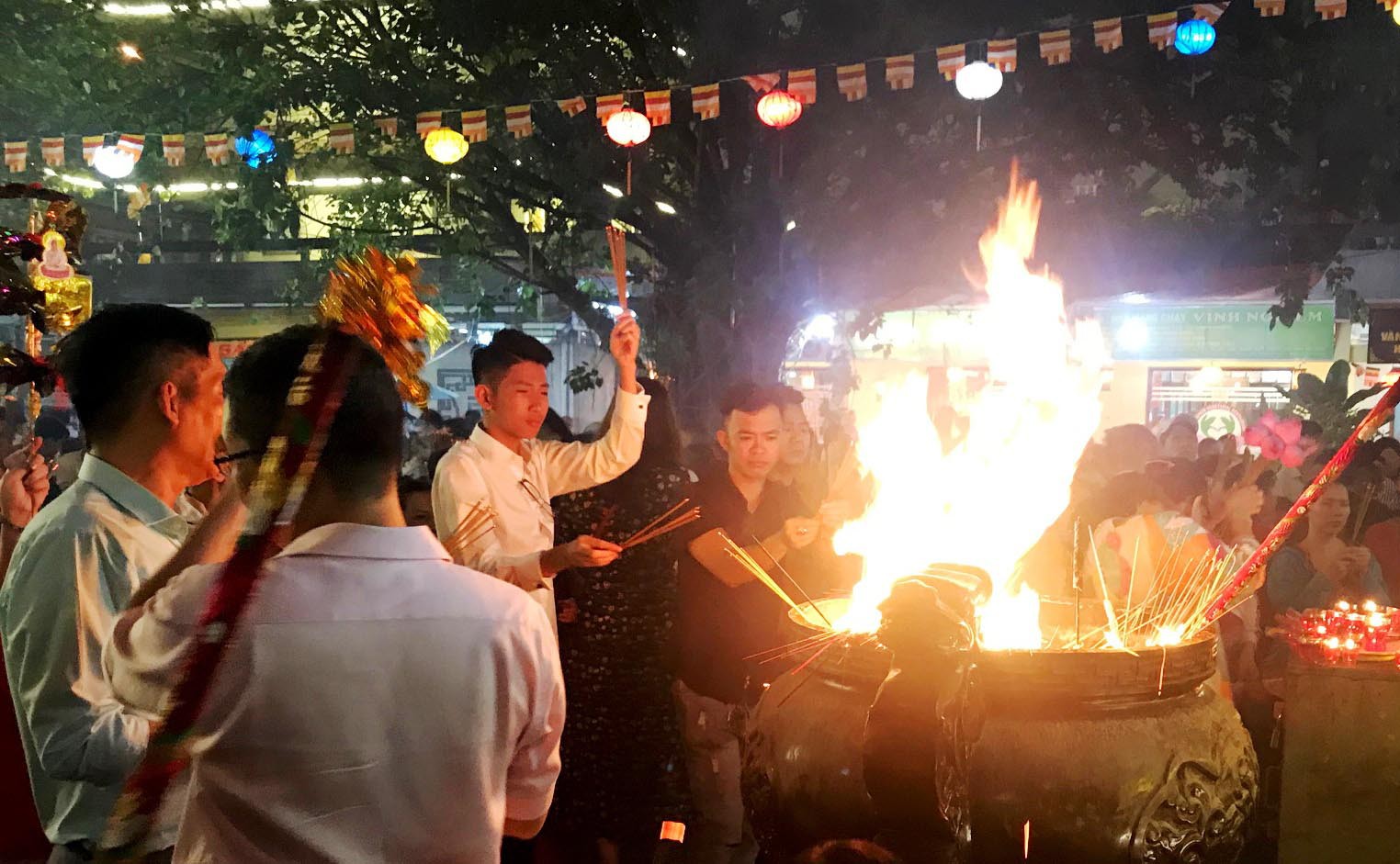 Việt Nam đâu có tục đốt vàng mã!
