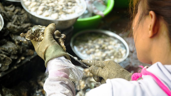 Du khách chen nhau mua hải sản tươi tại phố biển Vũng Tàu - Ảnh 4.