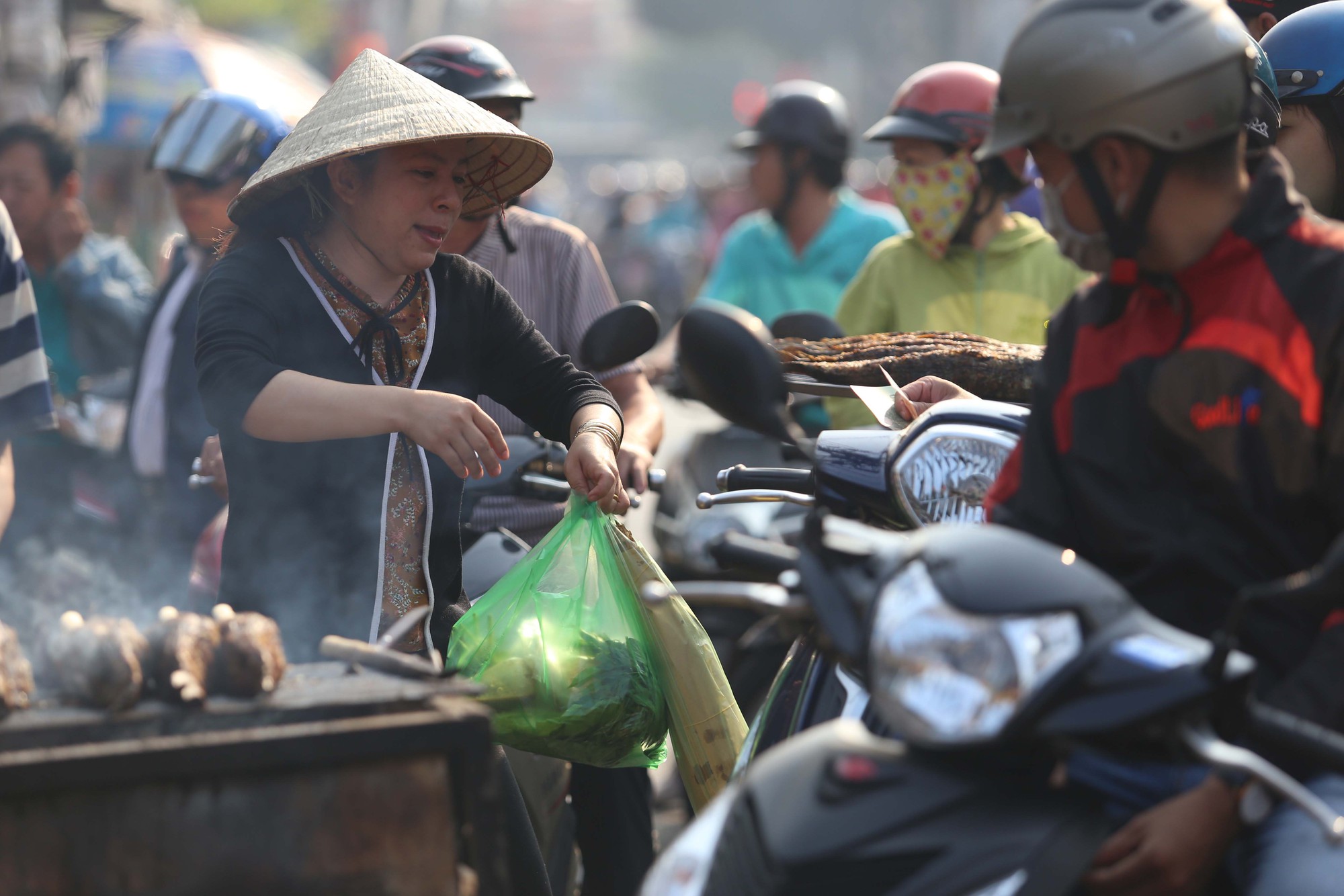 Dân TP HCM hào hứng mua cá lóc nướng vía thần tài