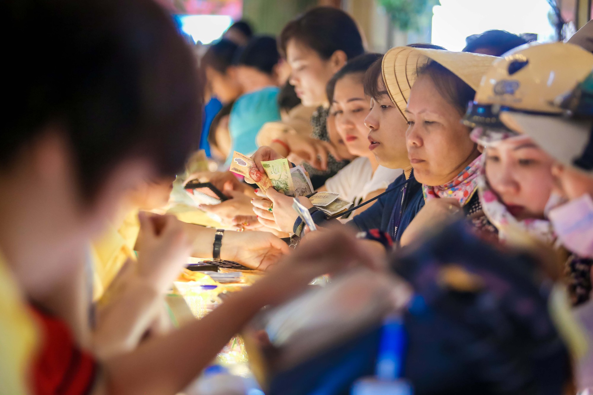 Tỳ hưu, tượng Thần t&agrave;i bằng v&agrave;ng ch&aacute;y h&agrave;ng chỉ trong buổi s&aacute;ng - Ảnh 5.